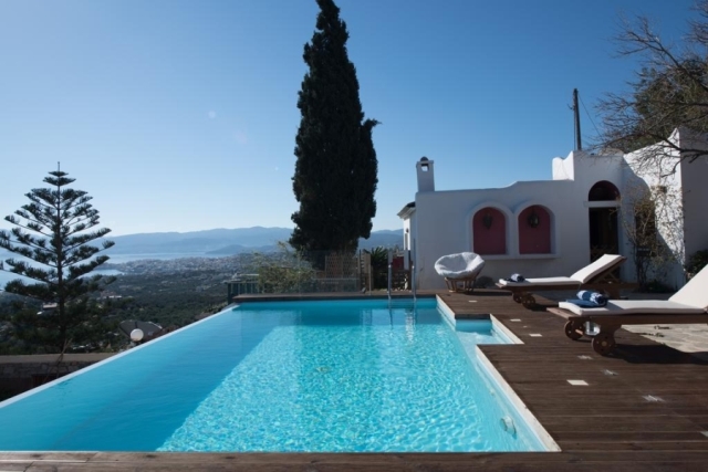 A wonderful house with a hostel and pool is for sale with sea views 