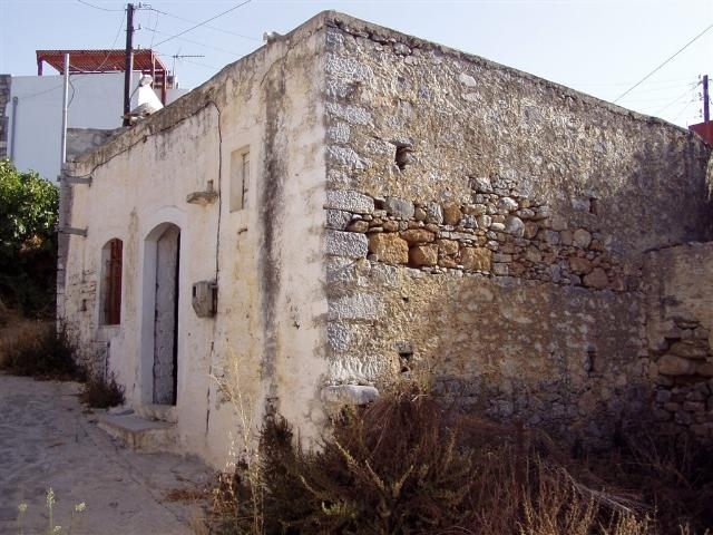 Cretan house with arch and fireplace for sale 