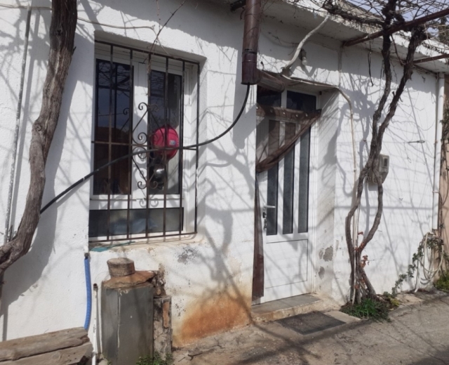 Old house  for renovation is available for sale in the area Lakonia 