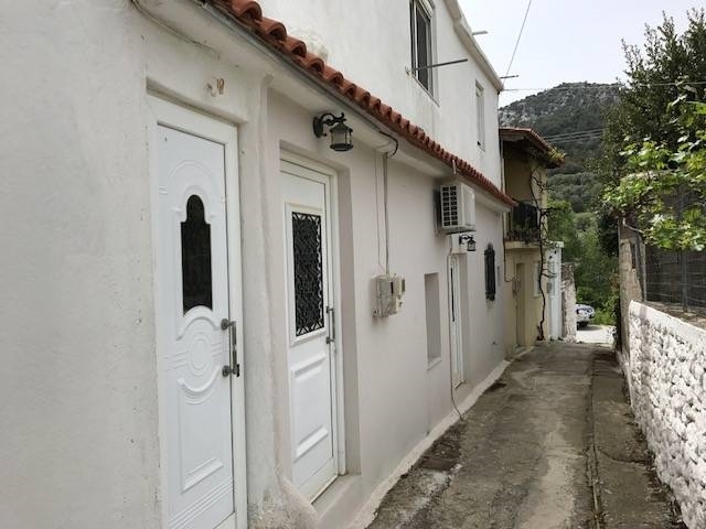 Refurbished stone house 50m2 in traditional settlement 
