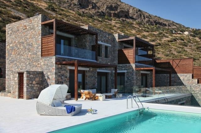 Luxury seaside villa is for rent in Elounda 