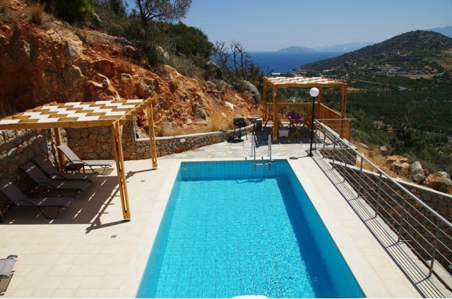 Villa 152m2 with pool and sea view for rent near Aghios Nikolaos 