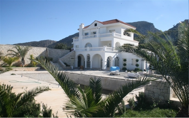 Crete villa  for sale with a Helipad and pools 