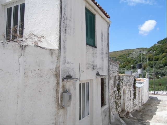 Cretan house for sale in peaceful location 