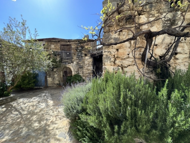 Old stone house for sale in Limnes of Aghios Nikolaos 