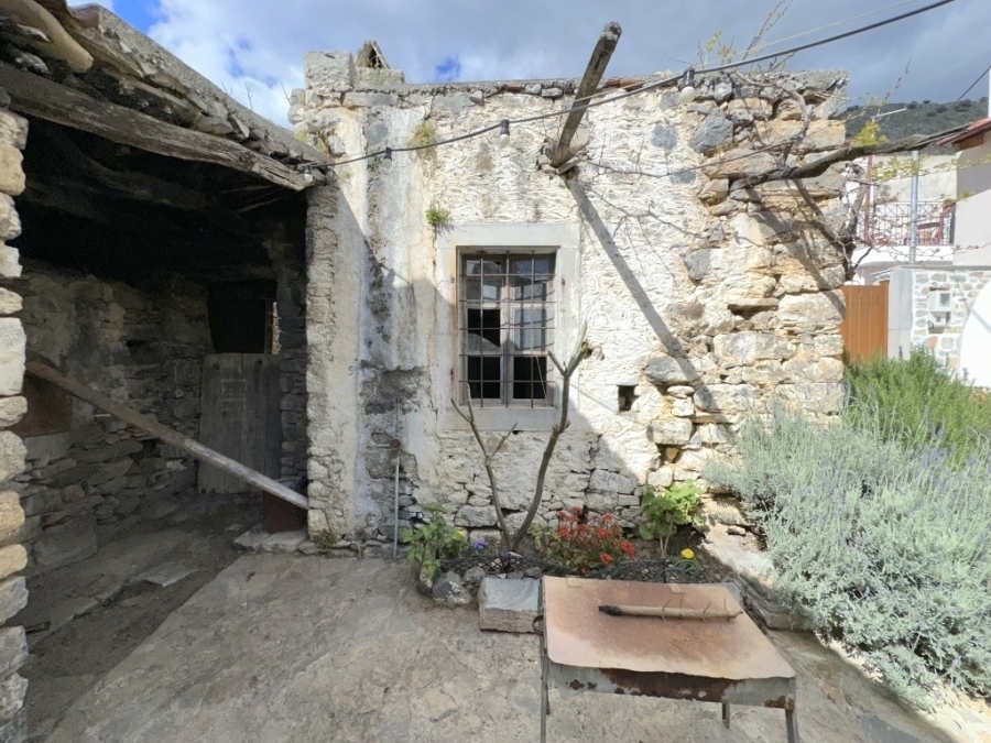 Old stone house for sale in Limnes of Aghios Nikolaos 