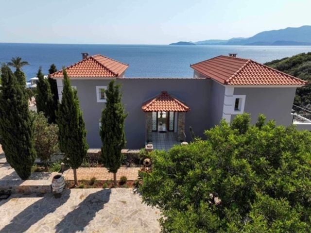 Luxury furnished  villa of 544m2 for sale close to the beach 