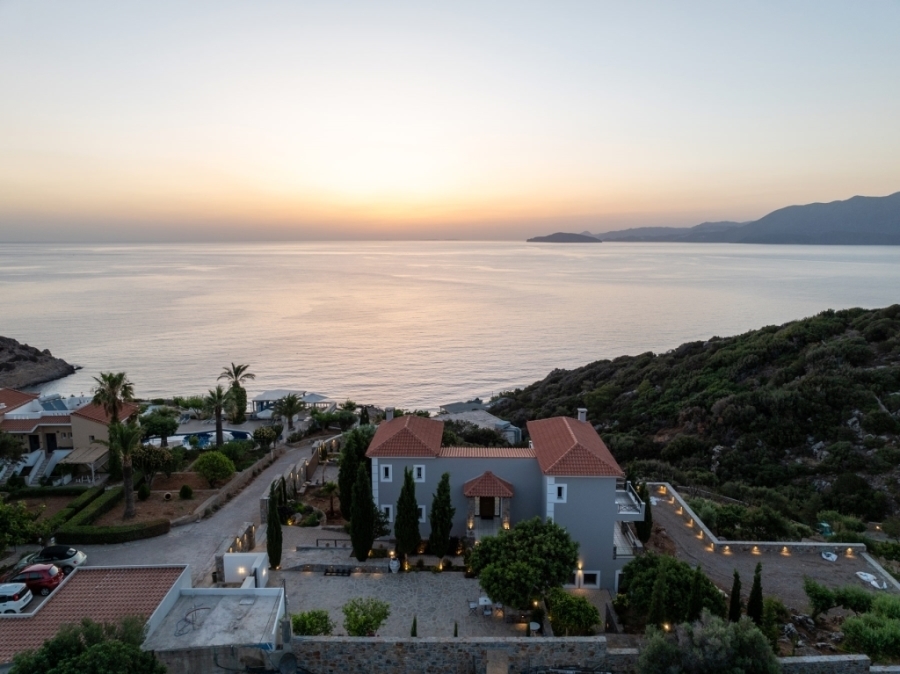 Luxury furnished  villa of 544m2 for sale close to the beach 