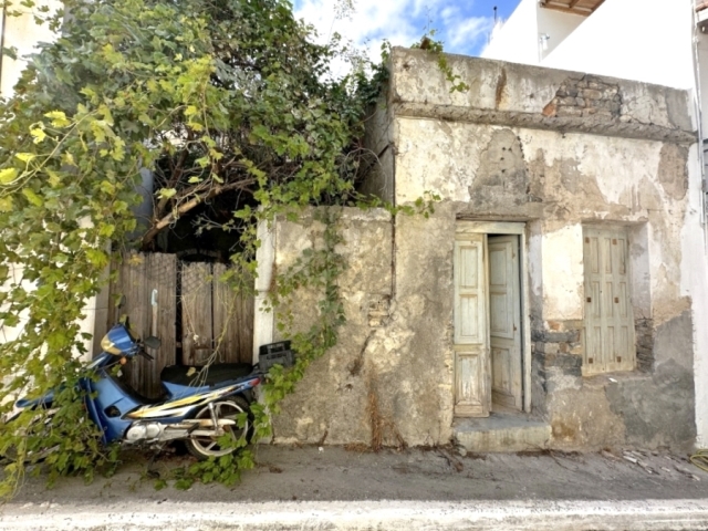 Old two-storey house for sale in Neapoli 