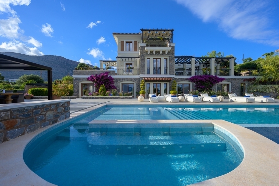 Α villa with marvelous view to the sea for sale 