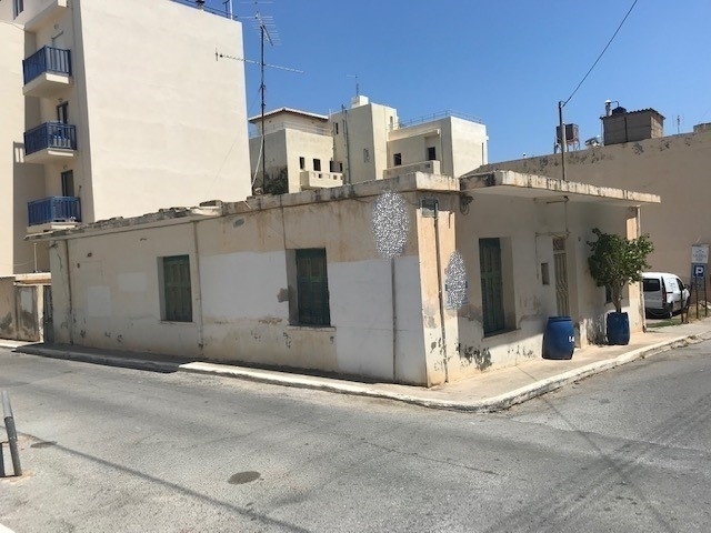 An old house for sale within the town of Agios Nikolaos  ( 3521 CRM) 