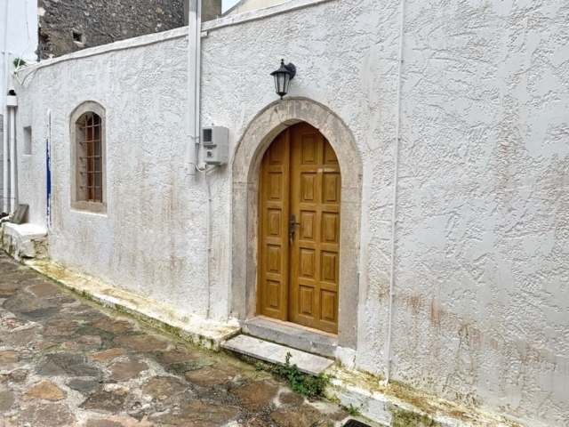 An old stone furnished house for sale in Vrahasi 