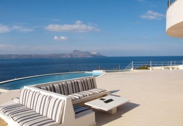 Seafront villa of 390m2 for sale in Apokoronas Chania 