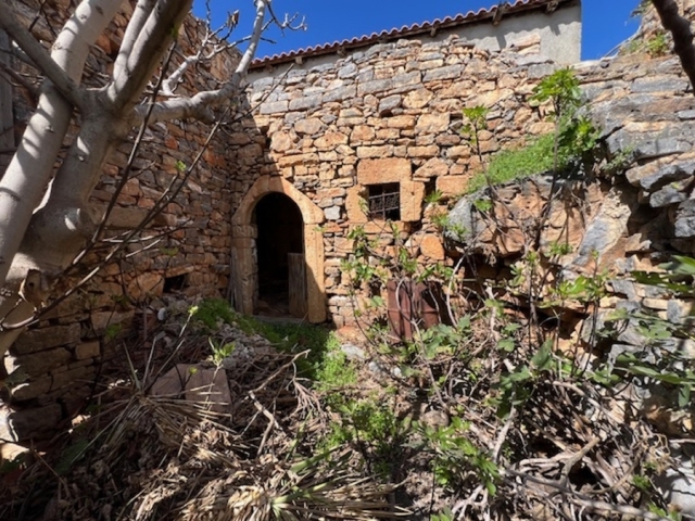 Old stone house of  133 m2  for restaration in the area of Elounda 