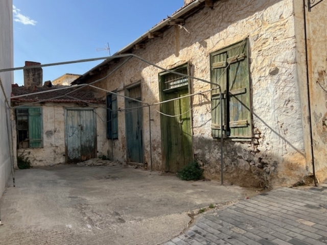 Old stone house for sale in the heart of Aghios Nikolaos 