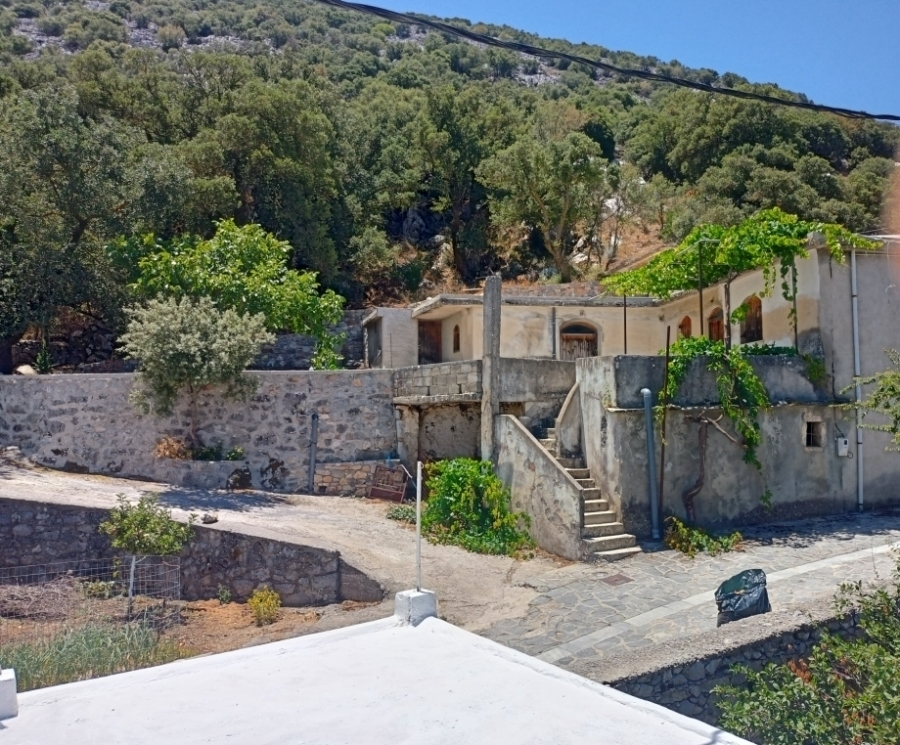 Two storey old house for sale wihin Psychro, Lassihiou 