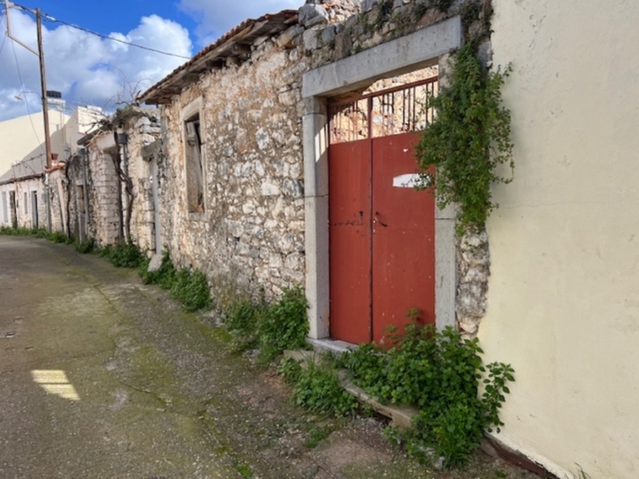 An old stone house with yard close to Neapolis 