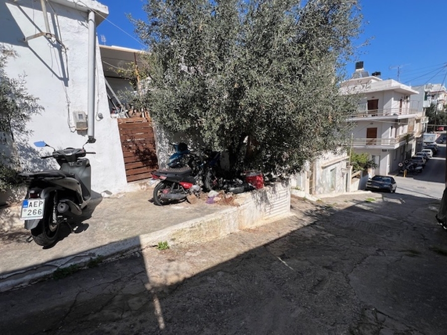 Plot of 196m2 within the town , very close to the sea for sale 