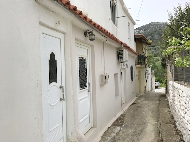 Refurbished stone house 50m2 in traditional settlement 