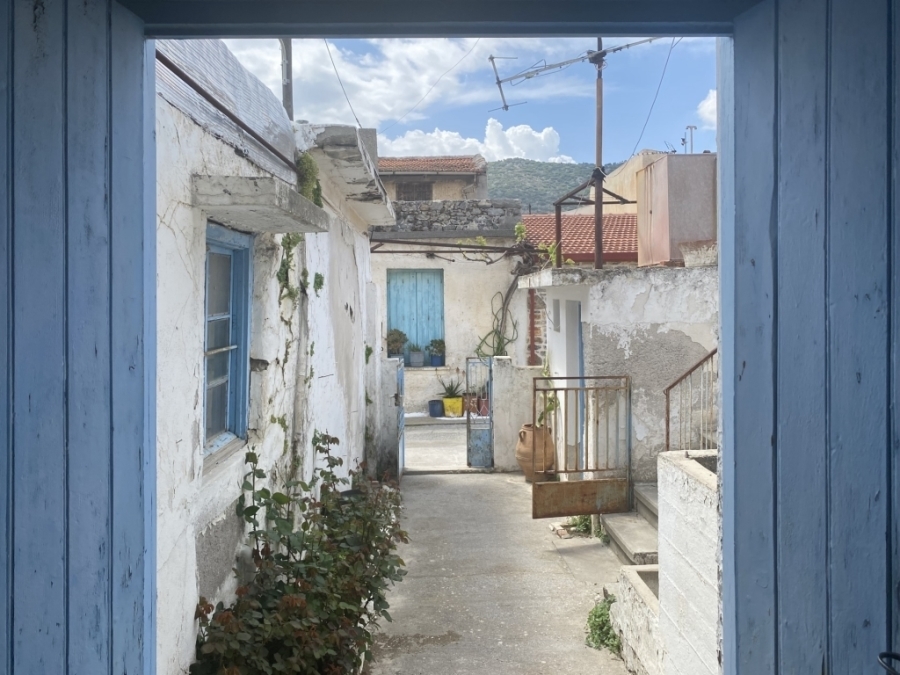 Παλιά διπλακατοικία στο γραφικό χωριό Λίμνες - Λασιθίου  