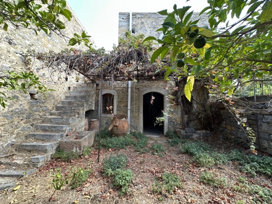 Two old houses of 205,67m2 for sale in  Milatos  