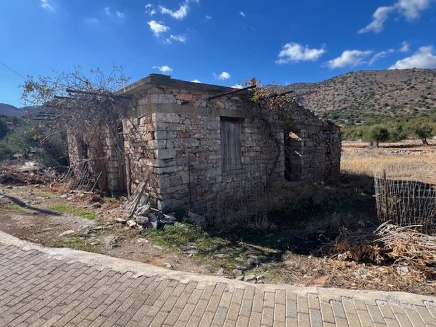 Old house for sale in Pines with countryside view 