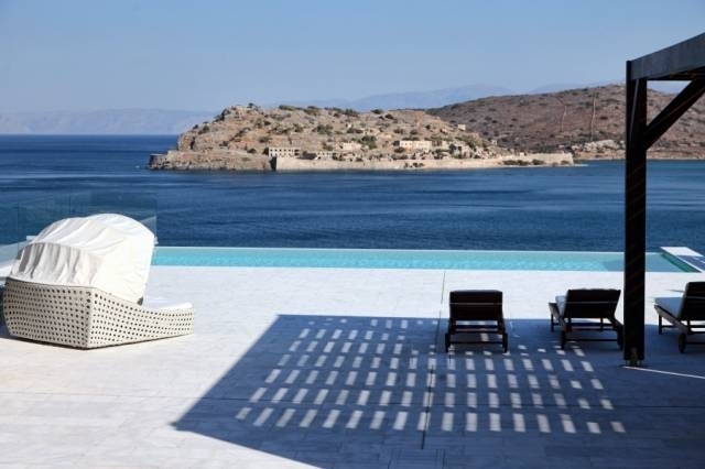 Luxury 412 m² seaside villa for sale in Elounda 