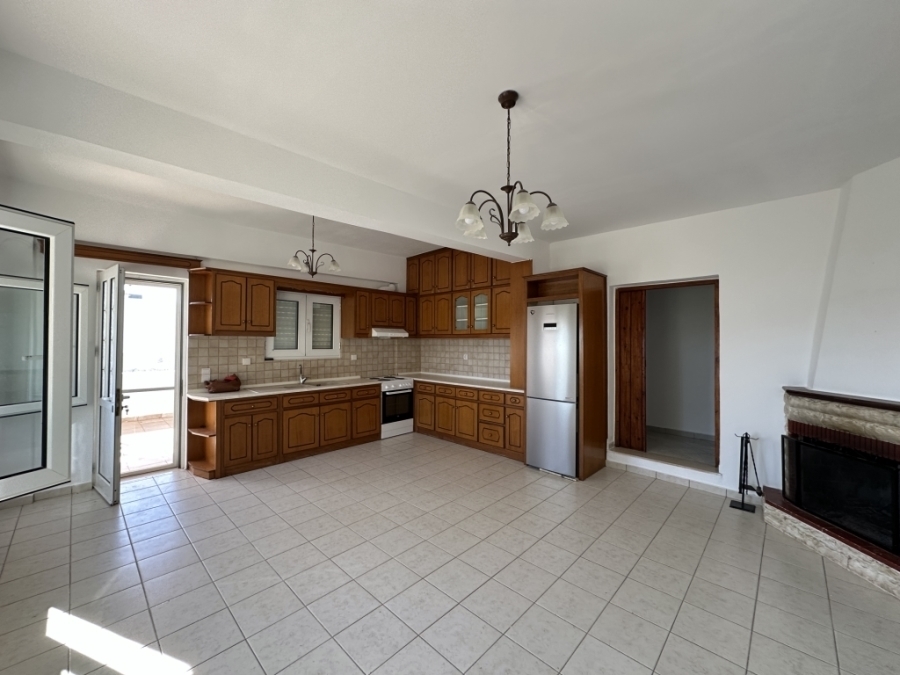 Renovated 3 bedroom house for rent in the area Goudoura 