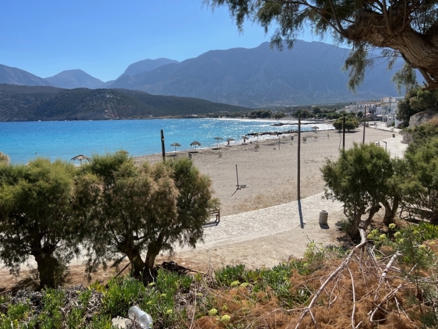 Seaside remarkable plot for sale in the area Pahia Ammo 