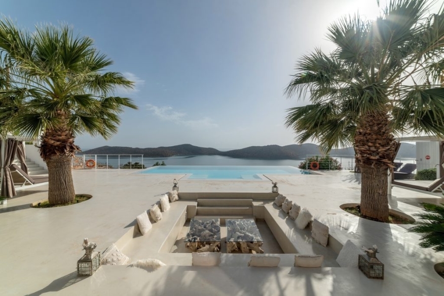 Συγκρότημα 3 πολυτελών βιλών προς πώληση με μαγευτική θέα στην Ελούντα 