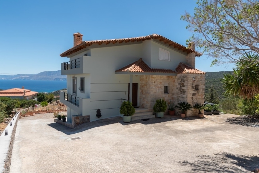 Detached house for sale with views of the city  and the sea 