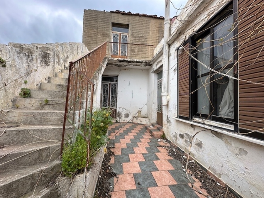 Αn angular  old house  for sale in the area Neapoli, Lassithi 