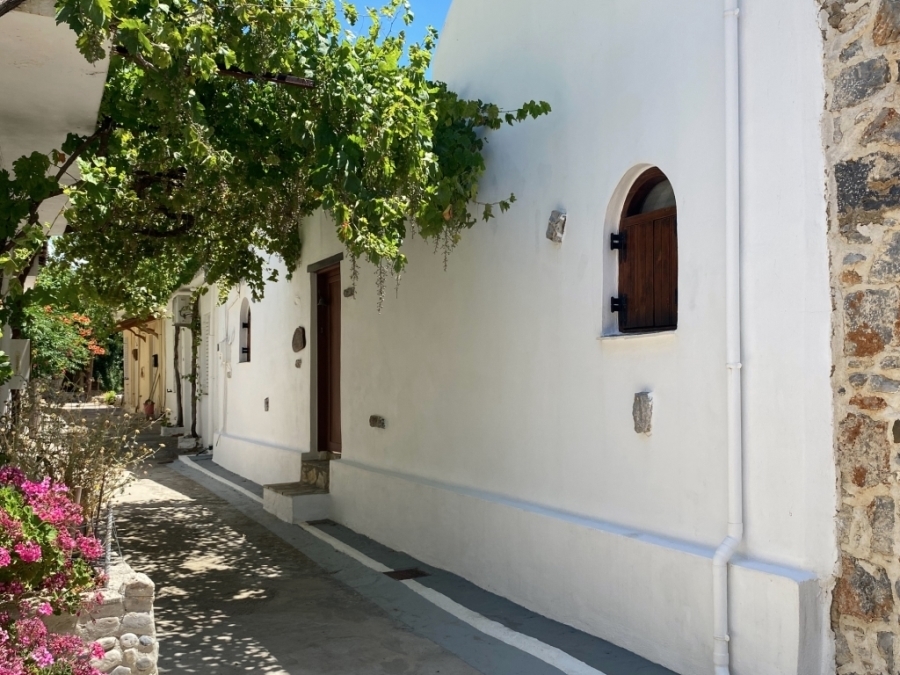 Charming Cretan stone house with roof terrace in Kritsa for sale 