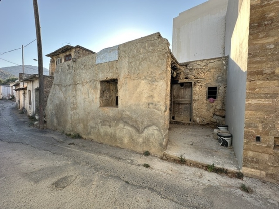 Old stone house for restoration in a quiet settlement is for sale 