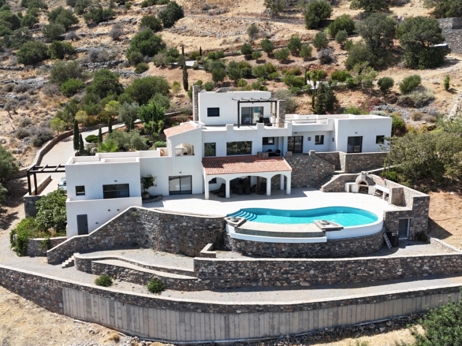 Furnished wonderful villa for sale in the cosmopolitan Elounda 