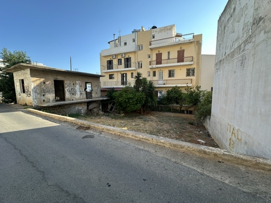 Prime building plot for sale in the city, close to an organized beach 