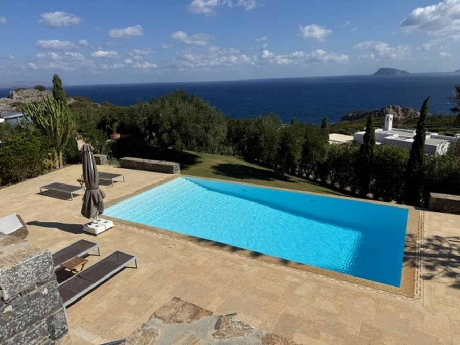 Impressive luxuryvilla with a swimming pool for sale 