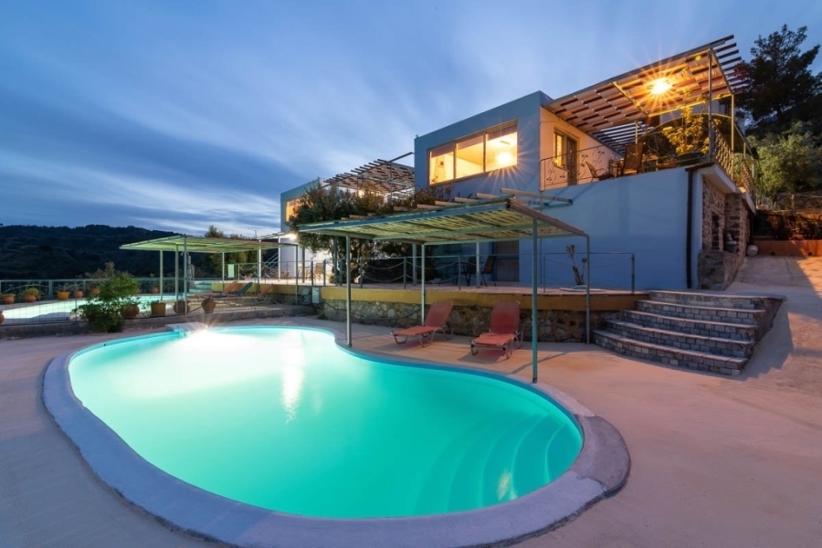 Residence with swimming pool and sea view for sale in Myrtos 
