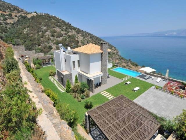 Luxury villa with pool  for rent offers breathtaaking sea views 
