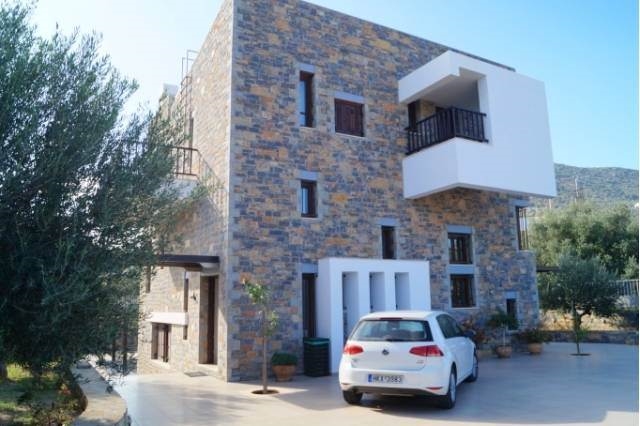 Stone detached house for sale close to the town of Aghios Nikolaos 