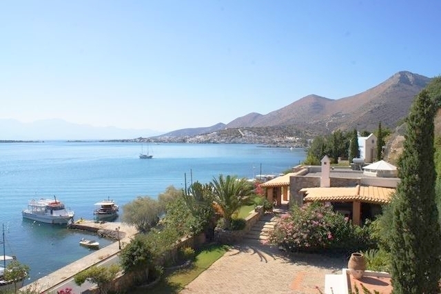Sumptuous 3 bed villa with guest house and magical sea views 