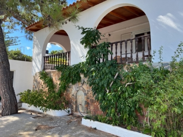 A 120m2 detached house for sale close to the sea 