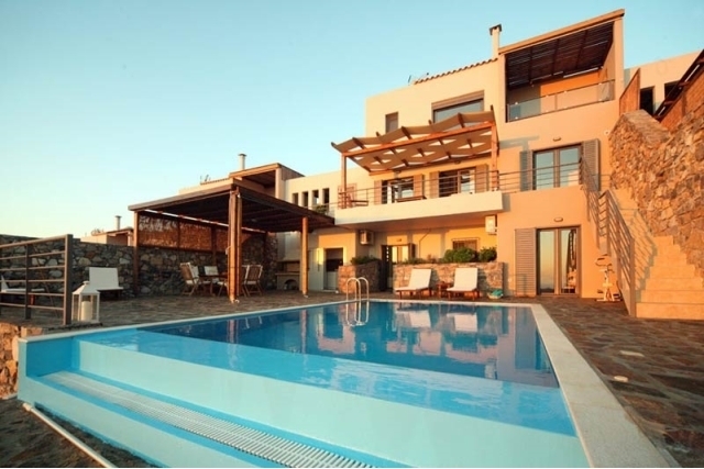 A  furnished villa of 135 m2 for sale in Elounda 