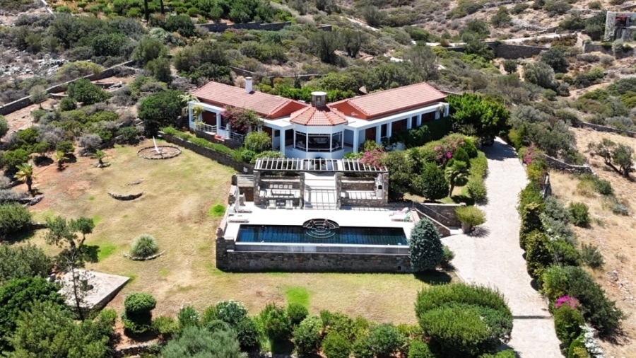 A prestigious and luxurious villa for sale  in the cosmopolitan  Elounda 