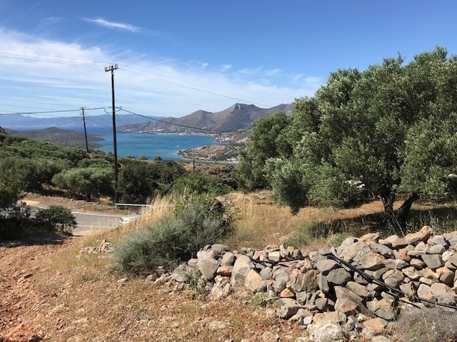 An angular plot of 898m2 for sale close to the cosmopolitan Elounda 