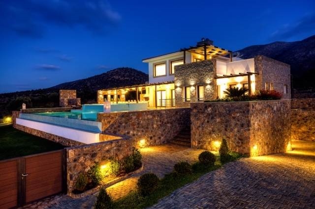 Luxurious villa near Neapoli overlooking the sea 