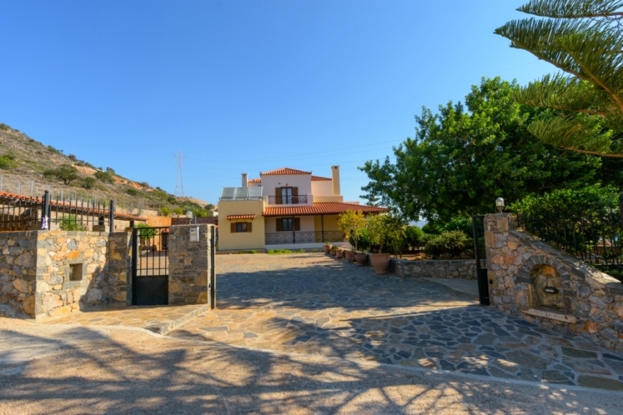 Elegant Cretan villa for sale in Aghios Nikolaos 