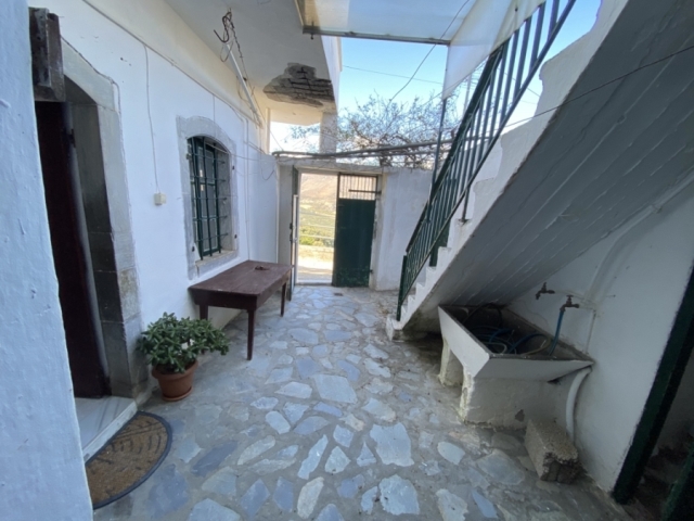 Old two-storey house for sale in Vrisses near Neapolis 