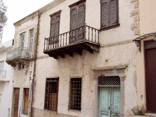 An old two storey house for sale in the center of Aghios Nikolaos 