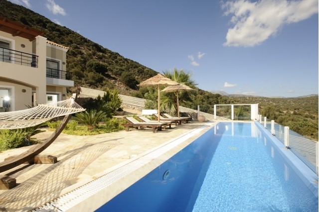 Crete Luxurious villa with  pool for rent near Aghios Nikolaos 